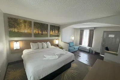 Photo 3 - Days Inn & Suites by Wyndham Tuscaloosa - Univ. of Alabama
