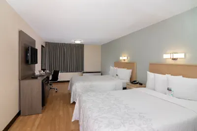 Photo 5 - Red Roof Inn PLUS+ Miami Airport