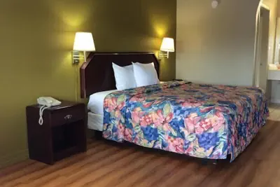 Photo 5 - Stratford House Inn and Suites