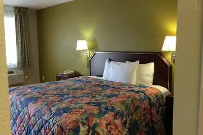 Photo 4 - Stratford House Inn and Suites