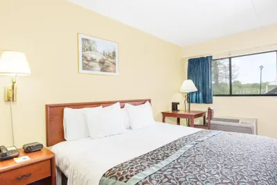 Photo 2 - Days Inn by Wyndham Athens