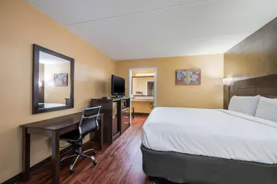Photo 3 - Econo Lodge Columbus near Airport