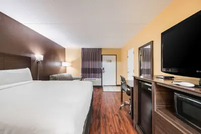 Photo 4 - Econo Lodge Columbus near Airport