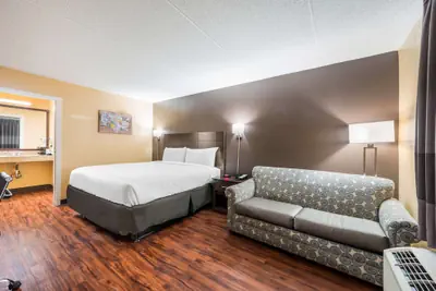 Photo 2 - Econo Lodge Columbus near Airport