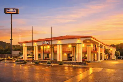 Photo 2 - Howard Johnson by Wyndham Chattanooga Lookout Mountain I-24