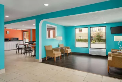 Photo 5 - Howard Johnson by Wyndham Chattanooga Lookout Mountain I-24