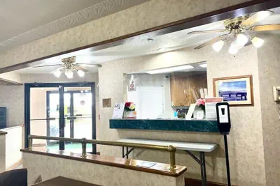 Photo 4 - Econo Lodge Oacoma - Chamberlain West