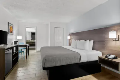 Photo 5 - Quality Inn & Suites at Tropicana Field