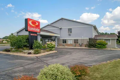 Photo 2 - Econo Lodge Traverse City South