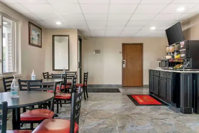 Photo 4 - Econo Lodge Traverse City South