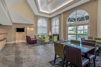 Photo 3 - La Quinta Inn & Suites by Wyndham Naples Downtown