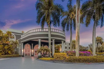 Photo 2 - La Quinta Inn & Suites by Wyndham Naples Downtown