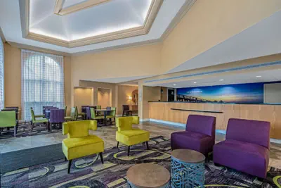 Photo 4 - La Quinta Inn & Suites by Wyndham Naples Downtown