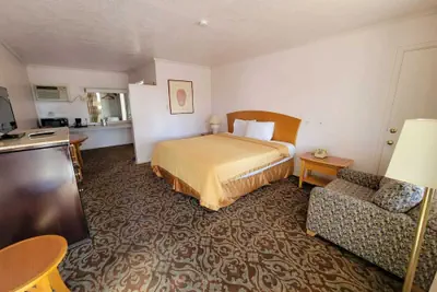 Photo 5 - Emerald Inn & Lounge