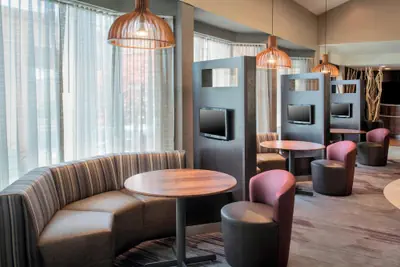 Photo 2 - Courtyard by Marriott Newark Liberty International Airport