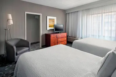 Photo 4 - Courtyard by Marriott Newark Liberty International Airport
