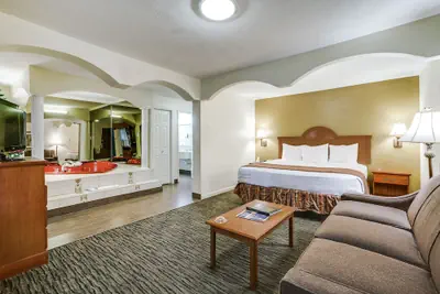 Photo 4 - Quality Inn & Suites Dallas - Cityplace