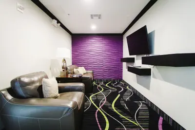 Photo 4 - Palacio Royale Inn Signature Katy
