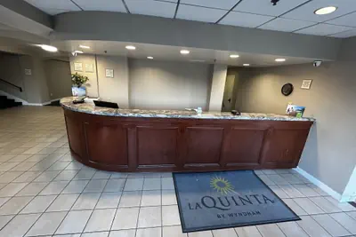Photo 4 - La Quinta Inn & Suites by Wyndham Stamford / New York City