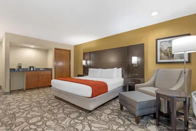 Photo 2 - Best Western Plus Plaza by the Green