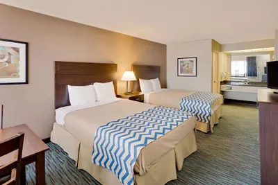 Photo 2 - Travelodge by Wyndham Aberdeen