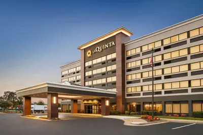 Photo 2 - La Quinta Inn & Suites by Wyndham Richmond-Midlothian