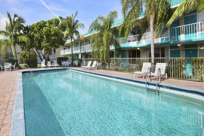 Photo 2 - Days Inn & Suites by Wyndham Fort Pierce Midtown