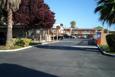Photo 2 - Heritage Inn