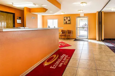 Photo 4 - Econo Lodge Inn & Suites Pekin - Peoria Area