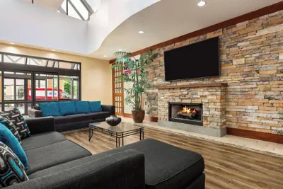 Photo 4 - Days Hotel by Wyndham Allentown Airport / Lehigh Valley