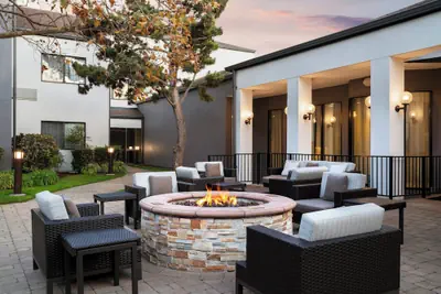 Photo 2 - Courtyard by Marriott San Francisco Airport