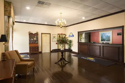 Photo 2 - Days Inn by Wyndham Rome Downtown
