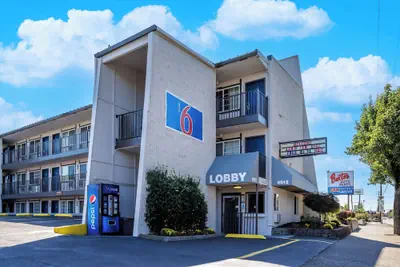 Photo 2 - Motel 6 Portland, OR - Southeast