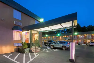 Photo 2 - Travelodge by Wyndham Beckley