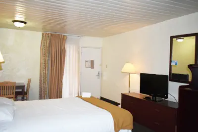 Photo 5 - Knights Inn Page