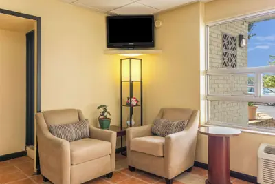 Photo 4 - Econo Lodge Fort Knox