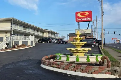 Photo 2 - Econo Lodge Fort Knox