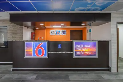 Photo 2 - Motel 6 Savannah, GA - Midtown