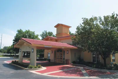 Photo 2 - La Quinta Inn by Wyndham Kansas City Lenexa