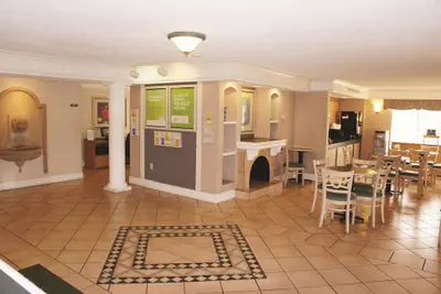 Photo 3 - La Quinta Inn by Wyndham Kansas City Lenexa