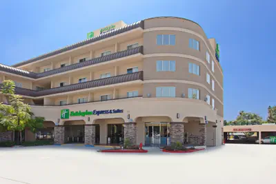 Photo 2 - Holiday Inn Express & Suites Pasadena - Los Angeles by IHG