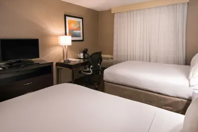 Photo 3 - Holiday Inn Express & Suites Pasadena - Los Angeles by IHG