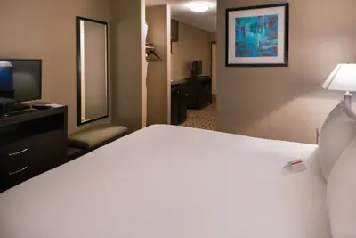 Photo 4 - Holiday Inn Express & Suites Pasadena - Los Angeles by IHG