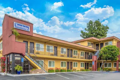 Photo 2 - Travelodge by Wyndham Burbank-Glendale
