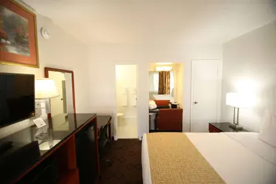 Photo 4 - Travelodge by Wyndham Burbank-Glendale