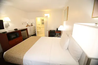 Photo 5 - Travelodge by Wyndham Burbank-Glendale