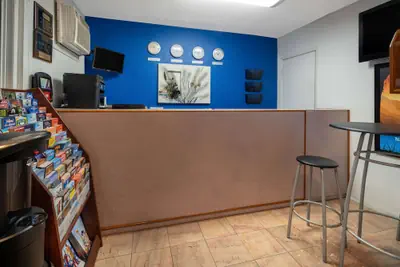 Photo 3 - Travelodge by Wyndham Burbank-Glendale