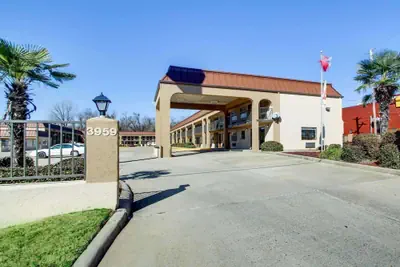 Photo 2 - Econo Lodge Vicksburg