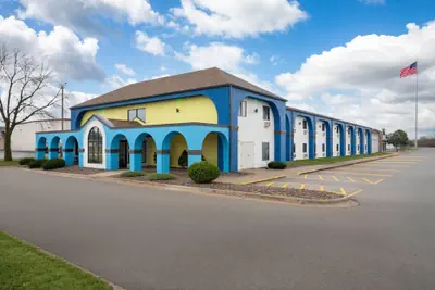 Photo 2 - Days Inn by Wyndham Austin