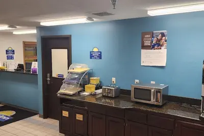 Photo 4 - Days Inn by Wyndham Austin